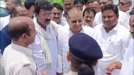 जौरा: पुलिस ने 'न्याय सत्याग्रह' में शामिल होने जा रहे जौरा MLA पंकज उपाध्याय को रोका, हुई नोकझोंक; वीडियो आया सामने