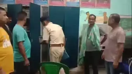 অমরপুর: অমরপুরে একই রাত্রে পৃথক পৃথক তিনটি শিক্ষাঙ্গনে   হানা দিয়ে টাকাসহ বেশ কিছু মূল্যবান সামগ্রী নিয়ে চম্পট দেয় চোরের দল