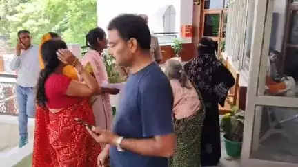 पडरौना: सेवरही नगर पंचायत में दबंगों ने बुजुर्ग महिलाओं का पुश्तैनी रास्ता किया बंद, न्याय न मिलने पर महिलाएं पहुंचीं डीएम दरबार