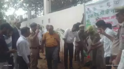 शाहबाद: ग्राम न्यायालय के कैंपस में वकीलों और पुलिस अधिकारियों ने वृक्षारोपण कर हरियाली का दिया संदेश