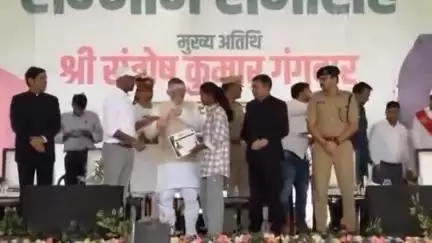 नावाडीह: बिनोद बिहारी महतो स्टेडियम नावाडीह में राज्यपाल ने मैट्रिक और इंटर के टॉपर्स को किया सम्मानित