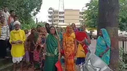 नरसिंहपुर: मवई के ग्रामीणों ने लगाया PM आवास योजना सहित अन्य योजनाओं का लाभ नहीं मिलने का आरोप, पहुंचे कलेक्टर कार्यालय #jansamasya