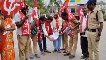 సిరిసిల్ల: కార్మికులకు వ్యతిరేకంగా రాష్ట్ర ప్రభుత్వం తీసుకువచ్చిన 282 వ జీవను సిఐటియు ఆధ్వర్యంలో దగ్ధం చేసి నిరసన