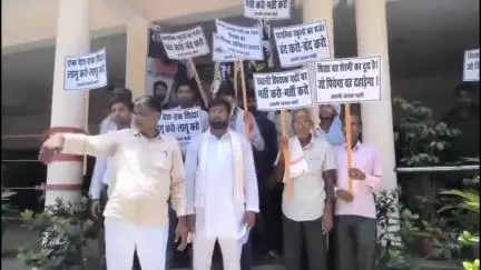 नवाबगंज: जिला कलेक्ट्रेट में अपनी जनता पार्टी के लोगों ने परिषदीय विद्यालय के मर्जर के खिलाफ किया विरोध प्रदर्शन