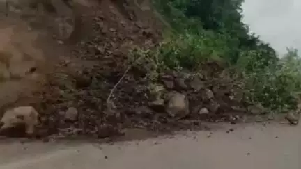 नवापूर: धुळे सुरत राष्ट्रीय महामार्गावरील कोंडाईबारी घाटात दरड कोसळल्याची घटना