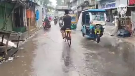 মগরাহাট ২: একটানা বৃষ্টির জেরে মগরাহাট 2 নম্বর ব্লকের মগরাহাট বাজার সংলগ্ন এলাকার জলমগ্ন