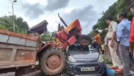 বারাবনী: আসানসোলে ইট বোঝায় ট্রাক্টর এক বাইকে ধাক্কা মারার পর একটি চারচাকা গাড়ির উপর উঠে পড়ে,আহত ৩জন, ঘটনাস্থলে পুলিশ