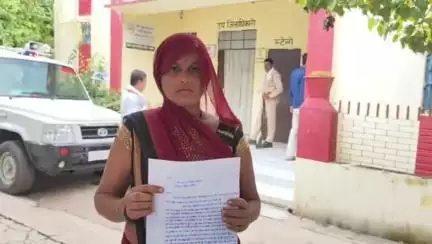 कौंच: गोरा करनपुर में महिला को पड़ोसियों ने छत से पेशाब करने से मना करने पर गालियां देकर धमकाया