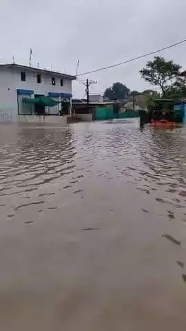 बनखेड़ी तहसील के ग्राम मछेरा कला में भारी बारिश होने का कारण पूरे गांव में बाढ़ जैसी हालत
