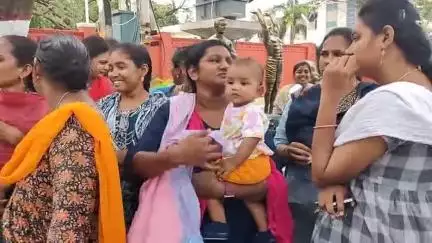 గుంటూరు: నగరంలోని జిల్లా ఎస్పీ కార్యాలయం ఎదుట ట్రాన్స్ఫర్స్ లో అన్యాయం జరిగిందంటూ సచివాలయం మహిళ పోలీసుల ఆందోళన
