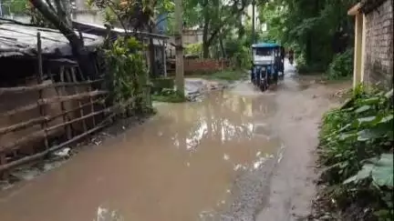 তেহট্ট ১: বৃষ্টি হলেই তেহট্ট ত্রিপুরাপাড়া কালীতলাপাড়া সংলগ্ন জায়গায় জমছে জল,হেলদোল নেই প্রশাসনের,ক্ষোভ এলাকার বাসিন্দাদের।