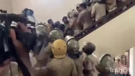 തിരുവനന്തപുരം: എസ്.എഫ്.ഐ പ്രതിഷേധത്തിൽ യുദ്ധക്കളമായി കേരള സർവകലാശാല ആസ്ഥാനം, സെനറ്റ് ഹാളിൽ കയറി പ്രതിഷേധം