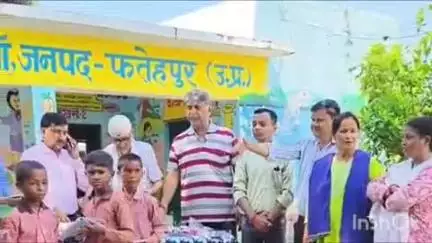 बिंदकी: मुरादपुर में 100 बच्चों को शिक्षण सामग्री बांटते हुए बालाजी सेवा न्यास के अध्यक्ष ने कहा- शिक्षा से जीवन में आता उजाला