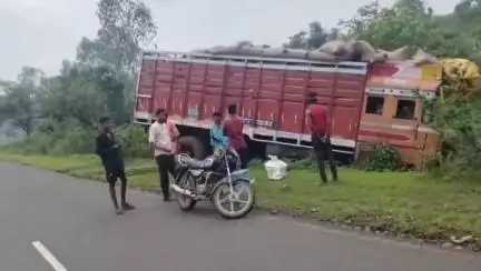 डिंडौरी: जोगी टिकरिया के इमली घाट पर ट्रक अनियंत्रित, चालक और परिचालक बाल-बाल बचे