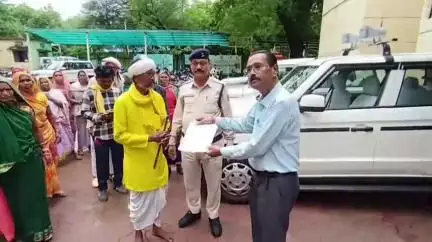 गोटेगांव: आवास योजना का लाभ न मिलने से बरसात में बनी परेशानी मवई निवासी ग्रामीणों ने DM के नाम SDM को सौपा ज्ञापन#jansamasya