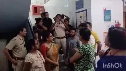 আলিপুরদুয়ার ১: সময়ের আগে APD জেলা হাসপাতালের সুপারের অফিস বন্ধ বলে বিক্ষোভ কংগ্রেসের,পাল্টা ধমকি দেওয়ার অভিযোগ হাসপাতালের কর্মীদের