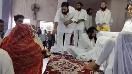 तिल्दा: कबीर पंथ के गुरु उदितमुनि नाम साहेब तिल्दा नेवरा पहुंचे, वृक्षारोपण किया, बड़ी संख्या में नागरिकगण रहे उपस्थित