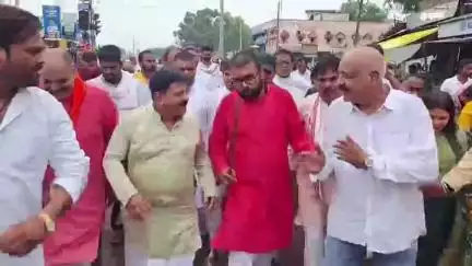 खंडवा नगर: 411 किलोमीटर की पैदल यात्रा कर खंडवा स्थित श्री दादाजी धाम पहुंचे छिंदवाड़ा सांसद विवेक बंटी साहू