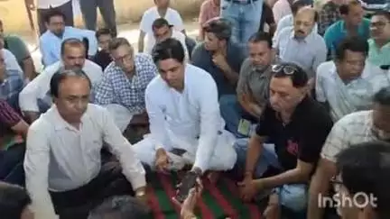 किशनगढ़: करंट की चपेट में आने से महिला की मौत के मामले में मुआवजे की मांग को लेकर परिजन YN अस्पताल में बैठे धरने पर विधायक पहुंचे