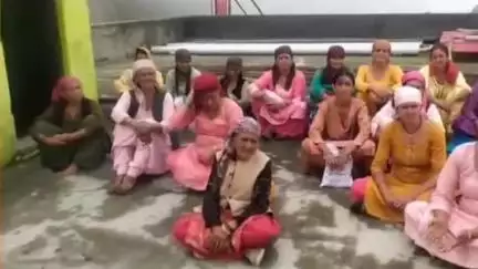 कमरऊ: कमरऊ के पास बोहल निगाली, गांव कानकोट को जाने वाला रास्ता बंद, धरने पर बैठी महिलाएं#jansamasya