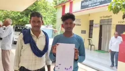 कौंच: लाडूपुरा में ग्रामीणों ने कोटेदार पर साबुन, निरमा व चायपत्ती न लेने पर खाद्यान्न न देने का आरोप लगाया, SDM से की शिकायत