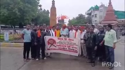 हिंगणघाट: कारंजा चौकात शिवसेना उभाठा पक्षाच्या वतीने भाजपा खासदार निशिकांत दुबे यांच्या मराठी बद्दल वक्तव्याचा निषेध