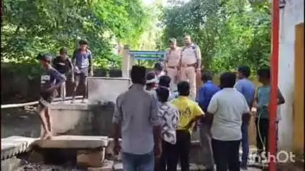 बेनिया क्षेत्र स्थित अखाड़ा राम सिंह के पास मंगलवार सुबह पुराने कुएं में मिला एक अज्ञात युवक का शव