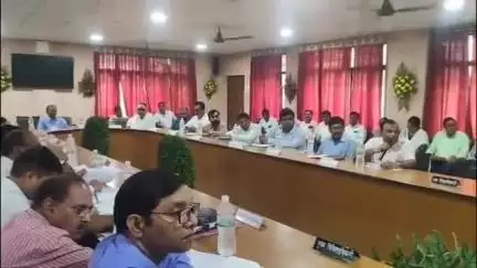 हाटा: हाटा तहसील सभागार में मंडलायुक्त ने जिले के अधिकारियों के साथ की समीक्षा बैठक, पौधरोपण को लेकर दिए निर्देश