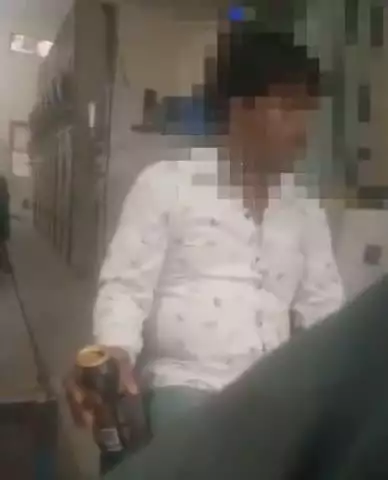 बुलंदशहर: यमुनापुरम प्रथम स्थित बिजली घर पर बियर पीते विद्युत कर्मी का वीडियो सोशल मीडिया पर हुआ वायरल