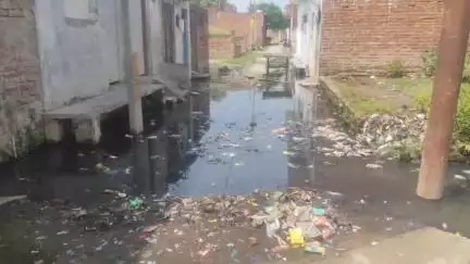 शाहजहांपुर: शाहजहांपुर के अजीजगंज वार्ड में जलभराव बना मुसीबत, सफाई व्यवस्था फेल, दलदल में जीने को मजबूर लोग
