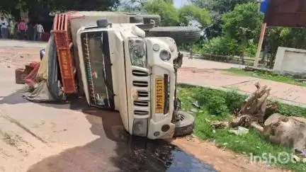 हरदोई: पहेलियां गांव के पास बाइक सवार दो युवकों को टक्कर मारने के बाद अनियंत्रित होकर पलटा पिकअप, दोनों युवक घायल