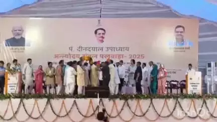 चूरू: मुख्यमंत्री भजन लाल शर्मा ने आज पट्टा सात्यू, चूरू में पंडित दीनदयाल उपाध्याय अंत्योदय पखवाड़ा शिविर का अवलोकन किया