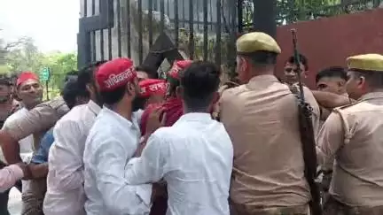 कोल: यूपी में स्कूलों को बंद करने के विरोध में सपा छात्र सभा का कलेक्ट्रेट में प्रदर्शन, पुलिस से हुई भिड़ंत