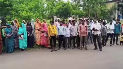 बड़वानी: ग्राम बिलवानी के ग्रामीण पेयजल और आवास योजना का लाभ न मिलने की शिकायत लेकर कलेक्ट्रेट जनसुनवाई में पहुंचे