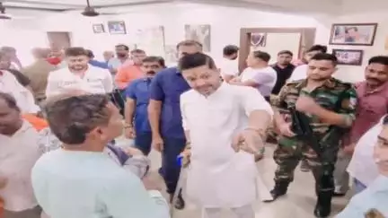 बेरमो: ढोरी स्टाफ क्वार्टर में बेरमो विधायक जयमंगल सिंह ने सुनी जनता की समस्याएं, समाधान का दिया आश्वासन
