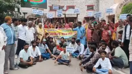 पाली: बजरंगबाड़ी में सड़क व सीवरेज की समस्याओं को लेकर लोगों में भारी आक्रोश, कलेक्ट्रेट के बार किया विरोध प्रदर्शन#jansamasya