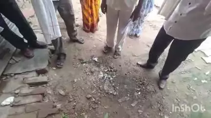एटा: सैदपुर के आरोपी पति की पत्नी बच्चों सहित बंटवारे के लिए दर-दर भटक रही, जान से मारने की मिल रही धमकी