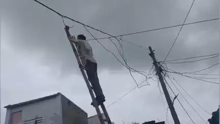 खरगौन: बिजली में बार-बार फाल्ट होने से ग्रामीण जोखिम में, खुद सुधारते हैं, बिजली कंपनी की लापरवाही