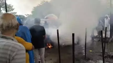 माखन नगर के मुक्तिधाम की जर्जर हालत चिता को पन्नी से ढककर करना पड़ रहा अंतिम संस्कार
