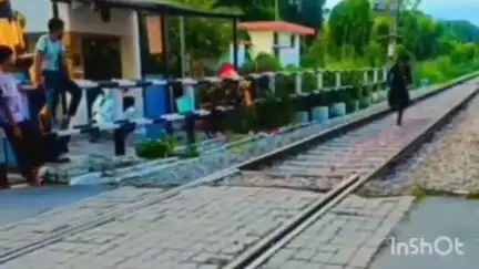 बरेली: किला थाना क्षेत्र के अलखनाथ मंदिर के सामने रेलवे क्रॉसिंग पर युवक ने जान जोखिम में डालकर क्रिश बनाकर बनाई रील