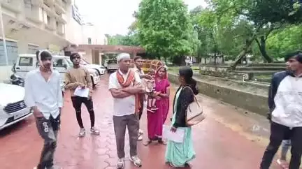 नरसिंहपुर: मजदूरी का पैसा मांगने पर मातावार्ड निवासी परिवार के साथ मारपीट, न्याय की गुहार लगाते हुए कलेक्टर को दिया आवेदन