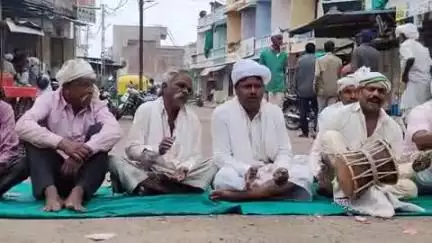 ગરબાડા: ગરબાડા મડી ફળિયા ખાતે મેઘાને મનાવવા પરંપરાગત ગુંદરું કાઢ્યું