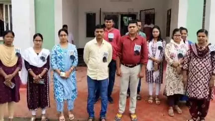 ଜଳେଶ୍ବର: ଜଳେଶ୍ୱର ରେ ରାଜସ୍ୱ ଅମଲା ସଂଘର ୧୦ ଦଫା ଦାବୀ ନେଇ କଳାବ୍ୟାଚ ପରିଧାନ କରି ପ୍ରତିବାଦ