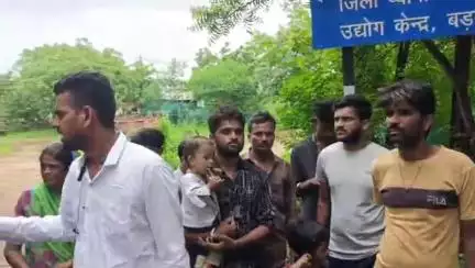 बड़वानी: निजी स्कूल पर स्टेशनरी में कमीशनखोरी का आरोप, कलेक्टर कार्यालय में अभिभावकों ने की शिकायत