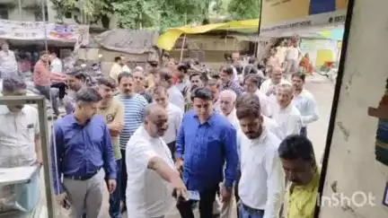 सीहोर नगर: इंग्लिशपुरा टूलेन रोड का निर्माण शुरू होने से पहले नपाध्यक्ष प्रिंस राठौर ने लिया जायजा