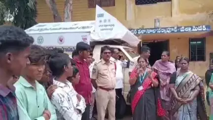 నర్సాపూర్: నర్సాపూర్ జూనియర్ కళాశాలలో విద్యార్థులకు చట్టాలపై అవగాహన కార్యక్రమం నిర్వహించారు