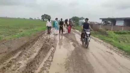 बड़नगर: बड़नगर से खरसोद कलां  18 किलाे मीटर मार्ग क्षतिग्रस्त, सोपा ज्ञापन।

#jansamasya