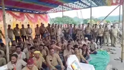 ଧର୍ମଶାଳା: ଧର୍ମଶାଳାରେ ଓଡିଶା ଡ୍ରାଇଭର ମହାସଙ୍ଘ ପକ୍ଷରୁ ବିଭିନ୍ନ ଦାବୀ ନେଇ ଆନ୍ଦୋଳନ ଜାରି
