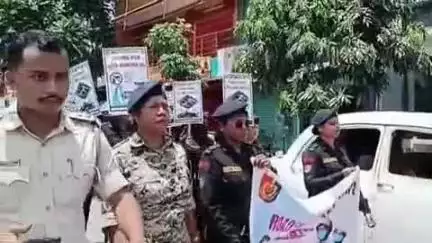 আলিপুরদুয়ার ১: আলিপুরদুয়ার শহরে পথ নিরাপত্তা সপ্তাহ পালন করল পুলিশ শোভাযাত্রায় অংশগ্রহণ করেছেন আলিপুরদুয়ারের অনেকেই