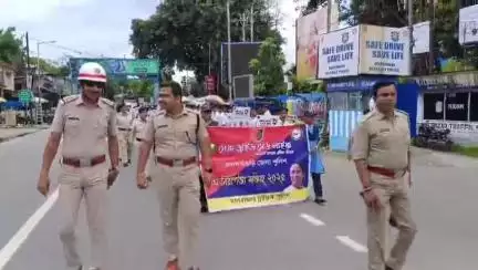 রাজগঞ্জ: মালবাজারে ট্রাফিক সচেতনতা বৃদ্ধি করতে র‍্যালি করলো মালথানার ট্রাফিক পুলিশ,উপস্থিত মালমহকুমা পুলিস আধিকারিক